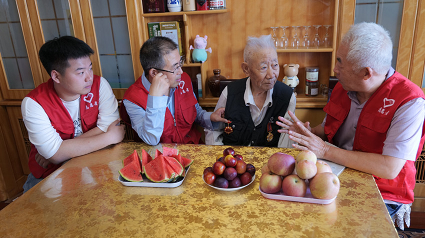 元宝山区草原蓝哈达协会关工委陪抗美援朝老兵过七夕活动照片2_副本.jpg