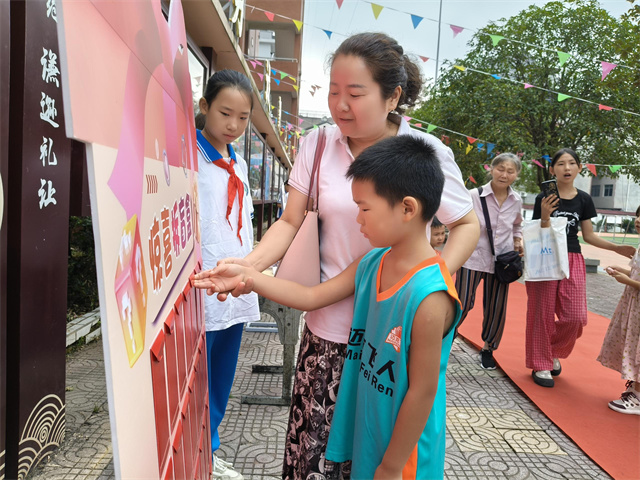 1756612144412035.jpg 惊喜拆盲盒.jpg