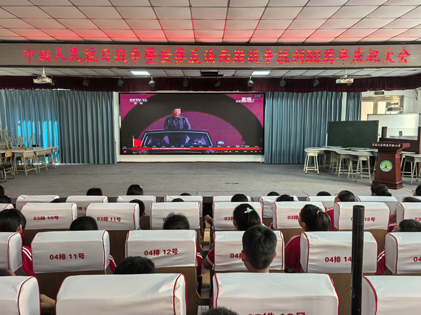 元宝山区实验小学观看9.3阅兵仪式照片4_副本.jpg