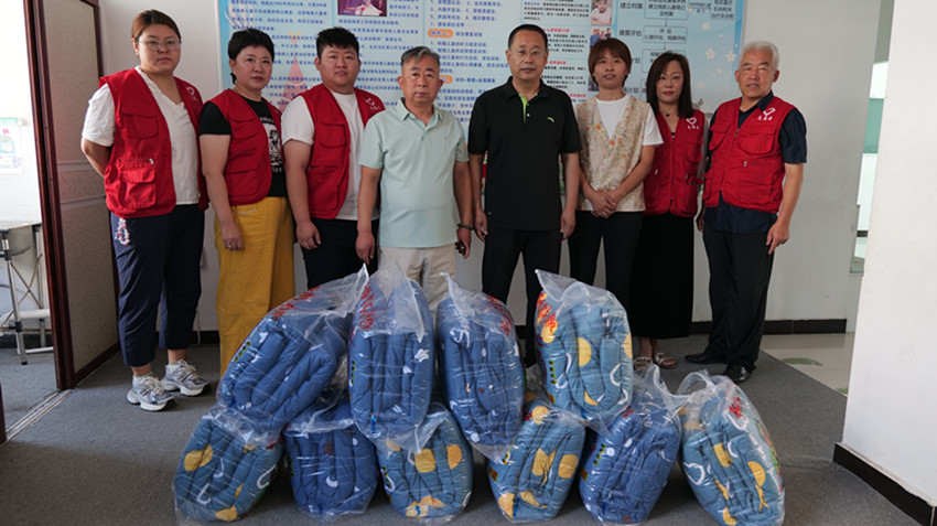 1757250103729968.jpg 草原蓝哈达协会关工委“将抗战往事,赠御寒棉被”活动照片1_副本.jpg