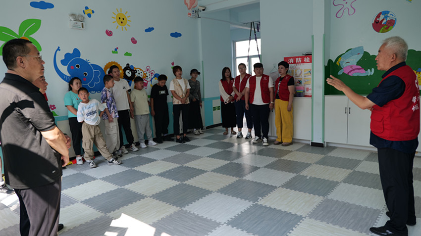 1757250130419169.jpg 草原蓝哈达协会关工委“将抗战往事,赠御寒棉被”活动照片2_副本.jpg