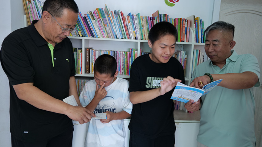 1757250232553367.jpg 草原蓝哈达协会关工委“将抗战往事,赠御寒棉被”活动照片5_副本.jpg