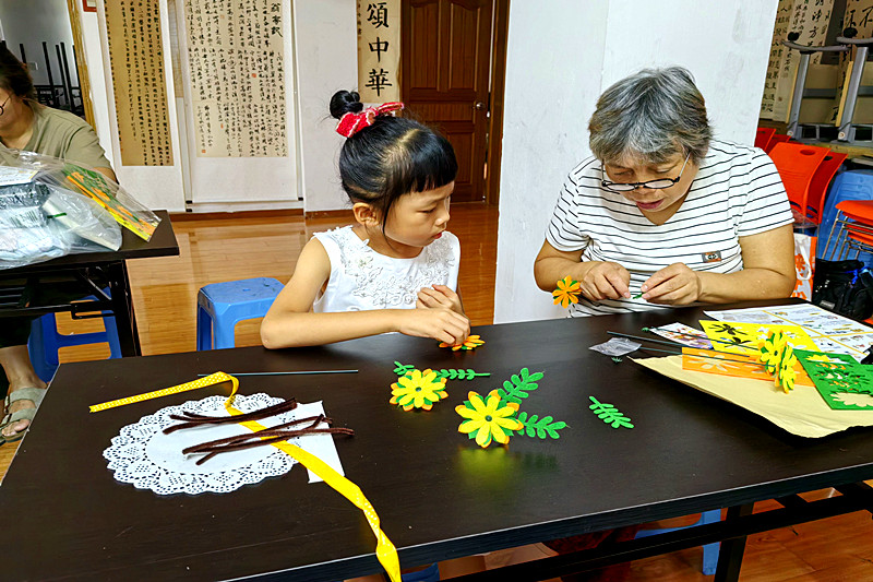 江苏省南京市鼓楼区下关街道新民门社区关工委开展“白露品诗韵，巧手向阳开”节气探索(2).jpg