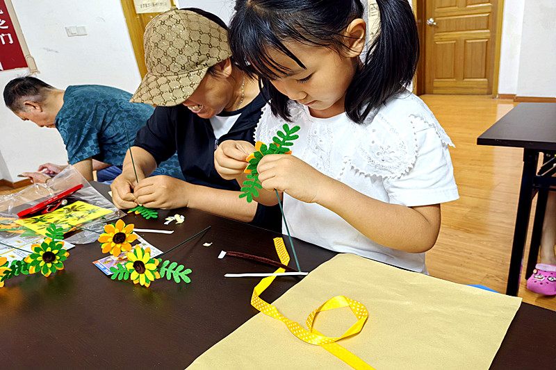 江苏省南京市鼓楼区下关街道新民门社区关工委开展“白露品诗韵，巧手向阳开”节气探索(3).jpg