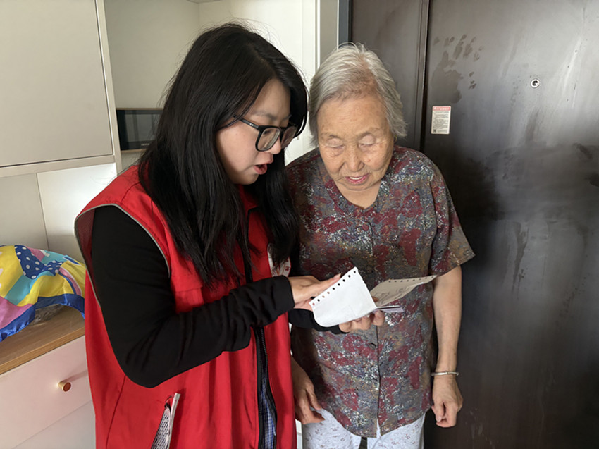 元宝山区西城街道新景四季东社区“惠泽耆英暖冬岁 社区善举递温情”活动照片1_副本.jpg