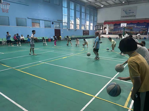 8月20日，柳南区鹅山街道革新社区关工小组组织辖区青少年开展“活力篮球，悦享成长”健身活动2（万心怡）.jpg