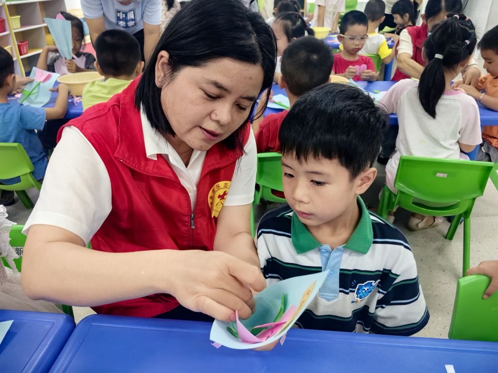 【折花寄意 致敬师恩】志愿者协助孩子们做手工花束 (1).jpg
