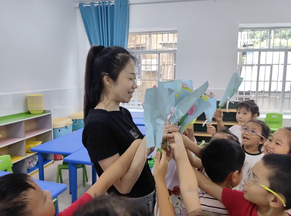 【折花寄意 致敬师恩】孩子们为老师献上花束与祝福.jpg