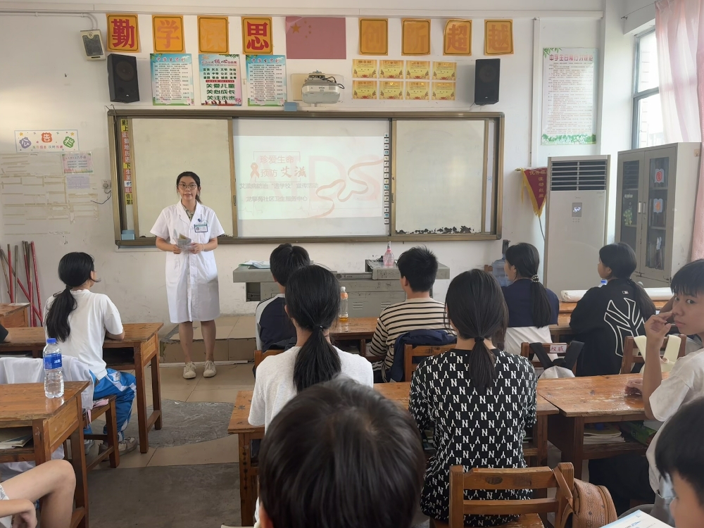 龙擎苑社区卫生服务中心现场讲解防艾知识.jpg