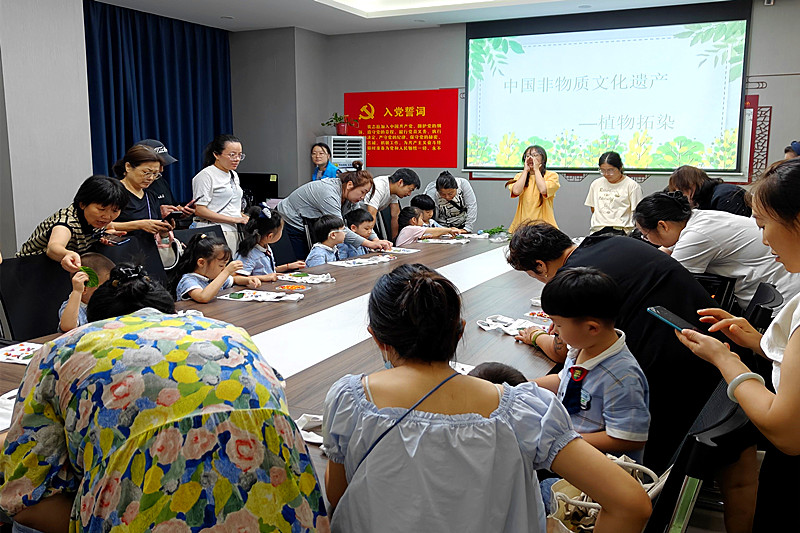 江苏省南京市栖霞区迈皋桥街道春晓园社区关工委举办“植物艺术课”(1).jpg