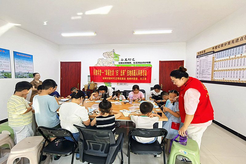 1757484458978866.jpg 江苏省南京市江宁区谷里街道柏树村关工委开展“扫地机器人DIY”科普制作活动(1).jpg