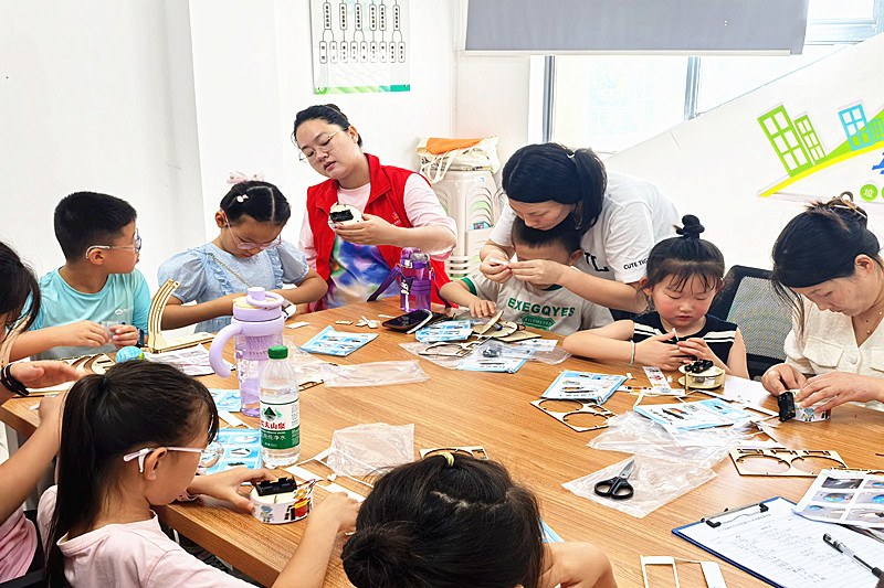 1757484469499143.jpg 江苏省南京市江宁区谷里街道柏树村关工委开展“扫地机器人DIY”科普制作活动(2).jpg