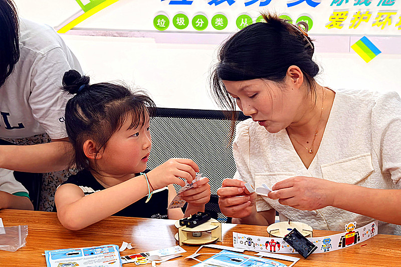 1757484481753629.jpg 江苏省南京市江宁区谷里街道柏树村关工委开展“扫地机器人DIY”科普制作活动(3).jpg