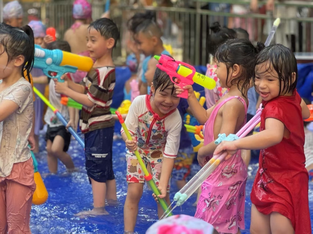 【“水枪大作战 快乐无极限”趣味活动】小朋友组队玩水枪游戏.jpg