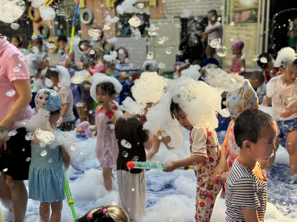 【“水枪大作战 快乐无极限”趣味活动】小朋友在“泡泡秀”里玩游戏.jpg