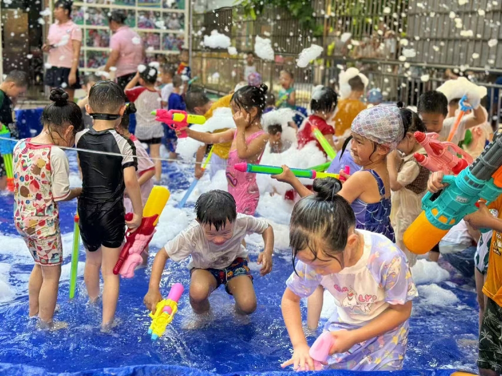 【“水枪大作战 快乐无极限”趣味活动】小朋友们手持水枪玩游戏.jpg