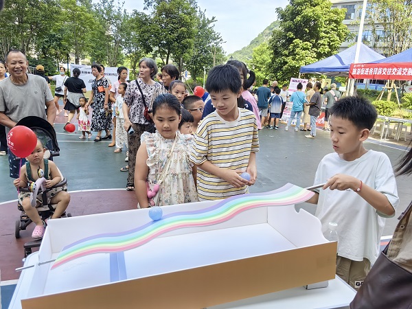 “鹊桥相会”通过平衡游戏培养孩子们的协调性.jpg