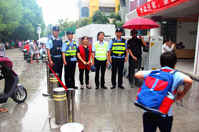 1757648763717145.jpg 江苏省南京市玄武区玄武湖街道关工委联合开展“爱心护学岗”行动,筑牢校园学子上学安全路(1).jpg