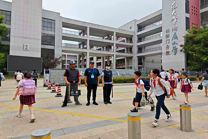 1757648772509160.jpg 江苏省南京市玄武区玄武湖街道关工委联合开展“爱心护学岗”行动,筑牢校园学子上学安全路(2).jpg