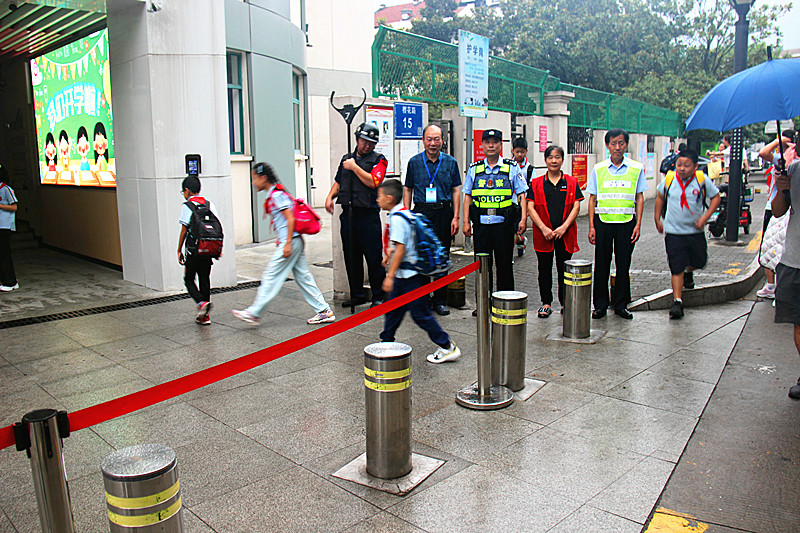 1757648779437061.jpg 江苏省南京市玄武区玄武湖街道关工委联合开展“爱心护学岗”行动,筑牢校园学子上学安全路(3).jpg