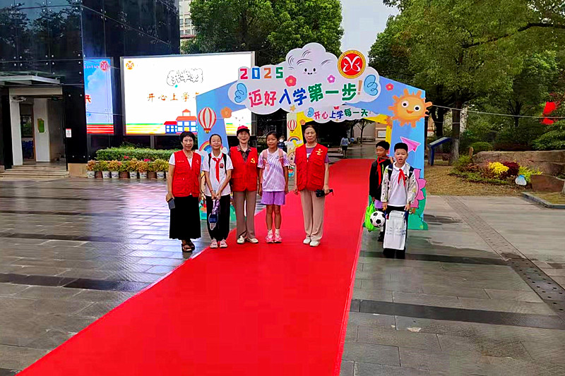 1757648785240831.jpg 江苏省南京市玄武区玄武湖街道关工委联合开展“爱心护学岗”行动,筑牢校园学子上学安全路(4).jpg