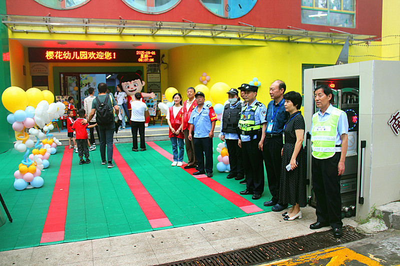 1757648792295864.jpg 江苏省南京市玄武区玄武湖街道关工委联合开展“爱心护学岗”行动,筑牢校园学子上学安全路(5).jpg