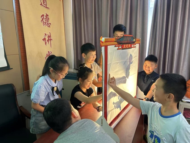 20250725晨南村关工委开展“皮影”小剧场活动_副本.jpg