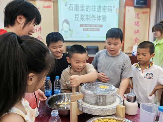 20250830晨南村关工委开展“石磨里的非遗密码”豆浆制作体验活动 (1)_副本.jpg