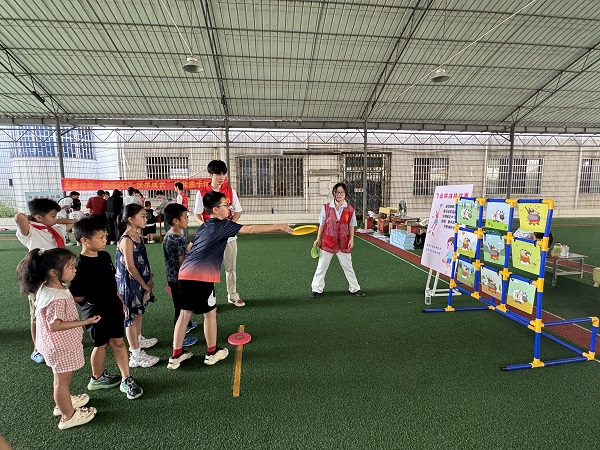 8月26日，柳南区河西街道五菱社区关工小组开展“健康同行 快乐成长”趣味亲子运动会（朱美洁）.jpg