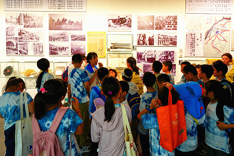 1757812029860507.jpg 江苏省南京市秦淮区月牙湖街道富丽山庄社区关工委组织青少年参观“南京民间抗日战争博物馆”(1).jpg