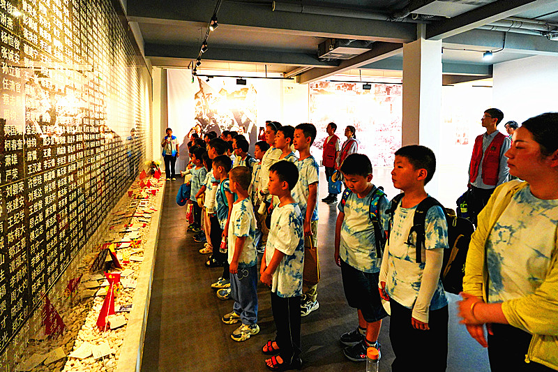 1757812042869709.jpg 江苏省南京市秦淮区月牙湖街道富丽山庄社区关工委组织青少年参观“南京民间抗日战争博物馆”(2).jpg