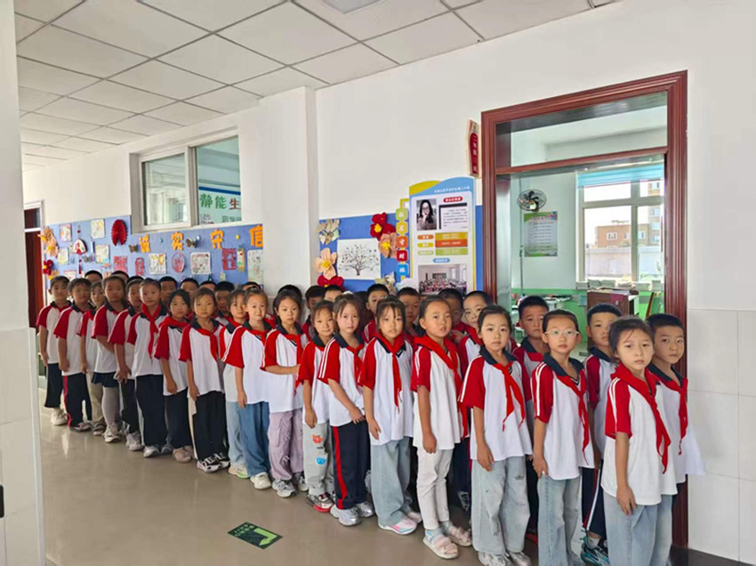 元宝山区平矿二小融合路队展风采  文明习惯育新人活动照片6_副本.jpg