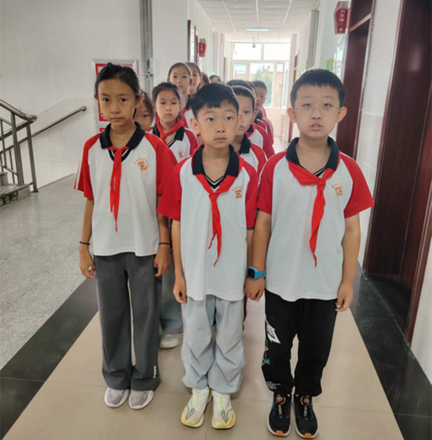 元宝山区平矿二小融合路队展风采  文明习惯育新人活动照片11.jpg