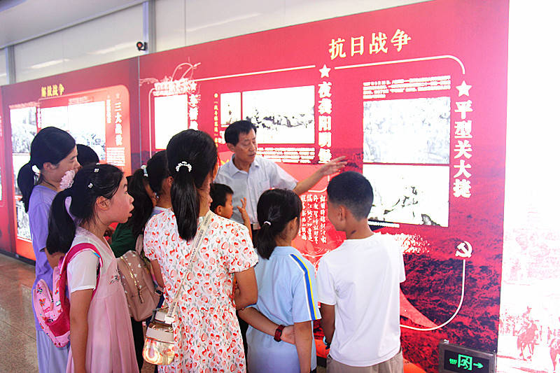 1757898153311070.jpg 玄武湖街道关工委联合板仓派出所关工站开展爱国主义教育活动(1).jpg