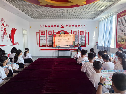 华欣小学法治副校长进校园活动2_副本.jpg