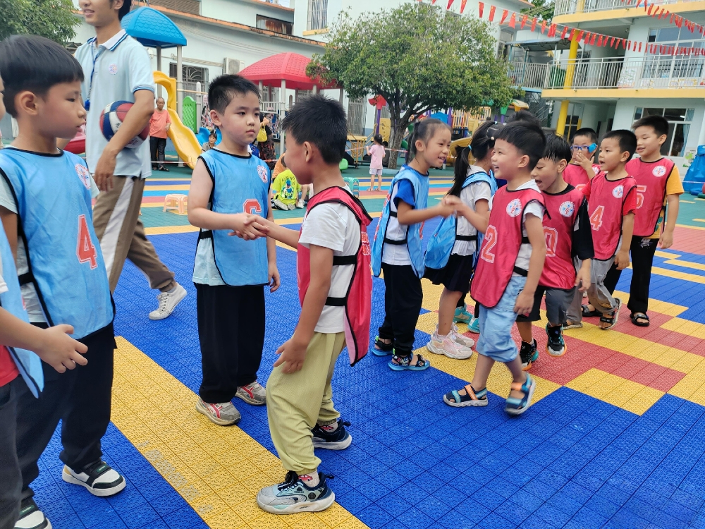 1757989076479206.jpg 【“童心跃动,篮球筑梦”主题篮球比赛】比赛前握手仪式,让“友谊第一,比赛第二”的理念悄悄扎根.jpg