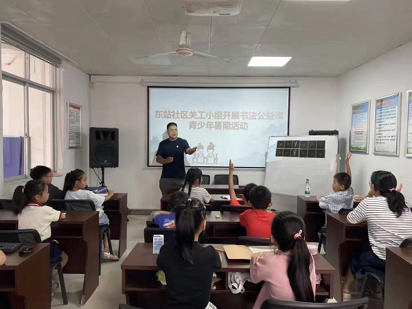 8月29日，柳南区柳石街道东站社区关工小组在社区青少年校外学习站举办青少年书法公益课（杨洋）.jpeg