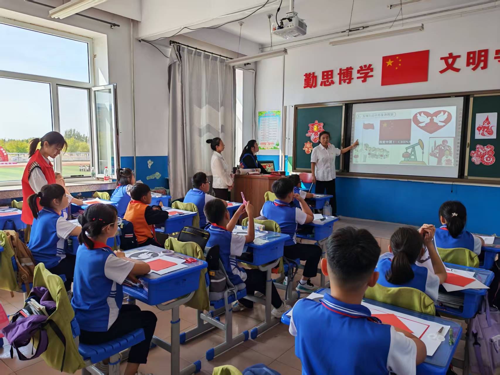 大庆市红岗区杏南街道红杏社区小组开展“剪纸艺术进课堂”主题活动 (2).jpg