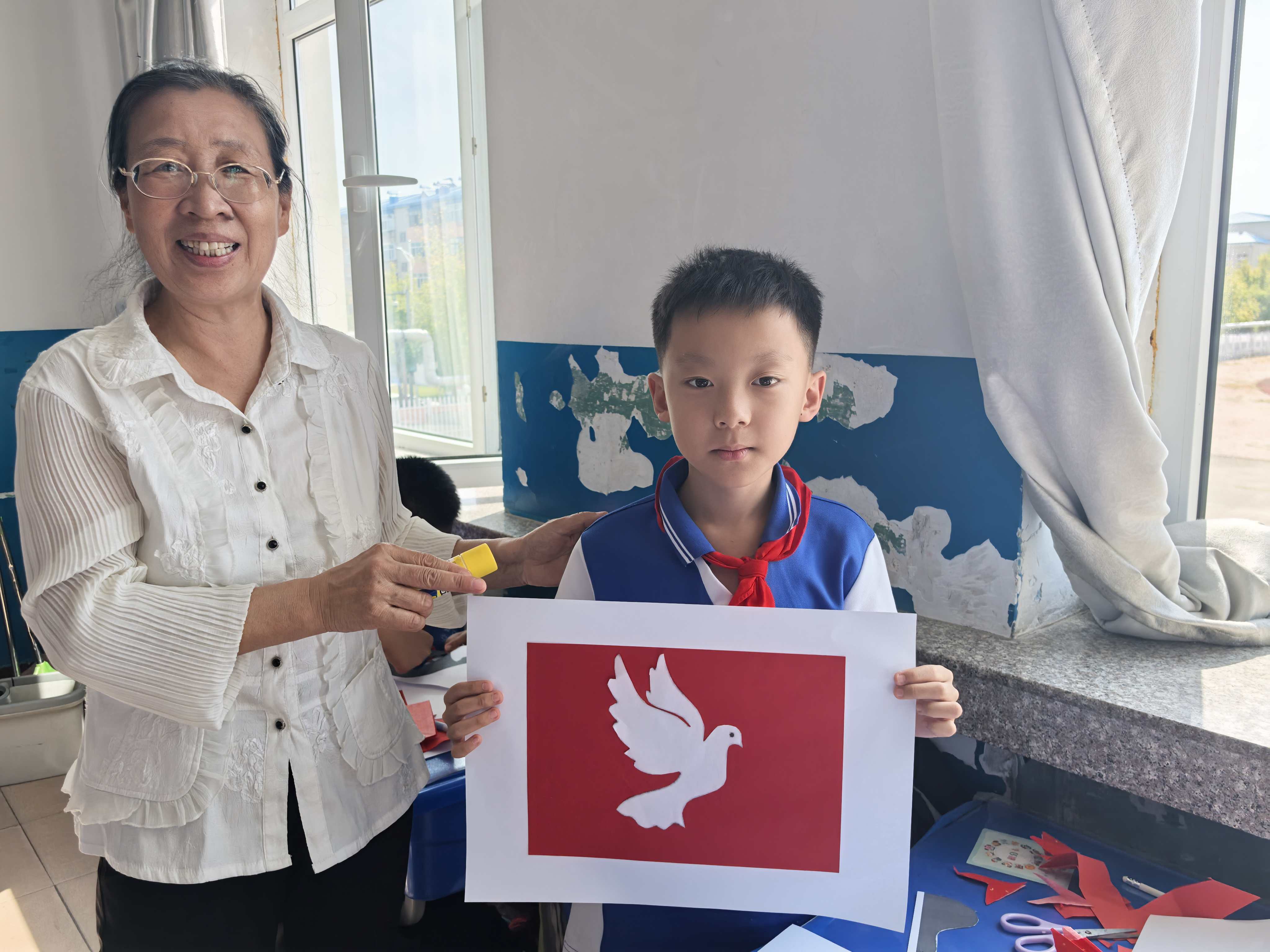 大庆市红岗区杏南街道红杏社区小组开展“剪纸艺术进课堂”主题活动 (1).jpg