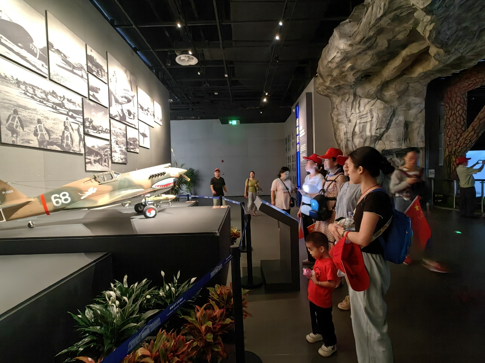 归侨侨眷及子女参观战斗机模型.jpg