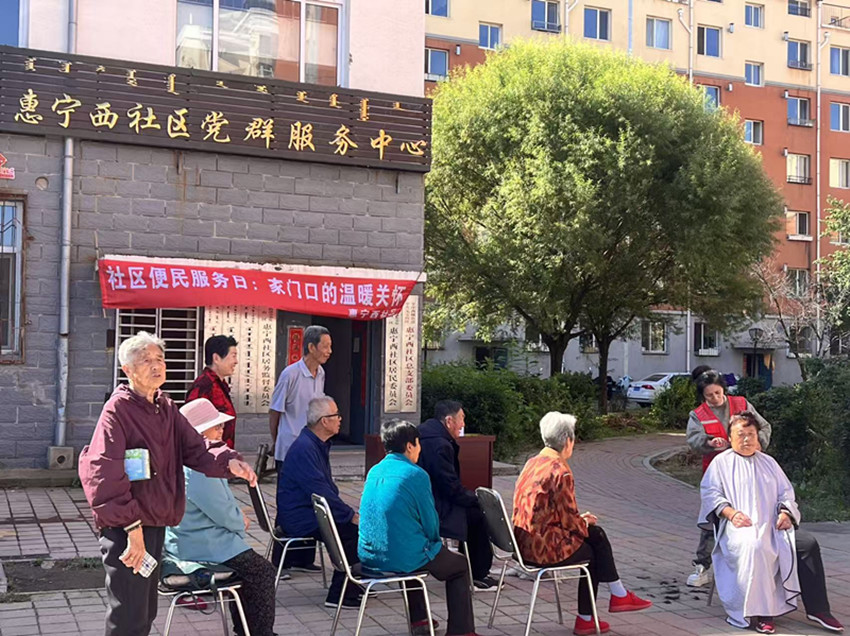 元宝山区西城街道惠宁西社区开展义剪活动照片1_副本.jpg