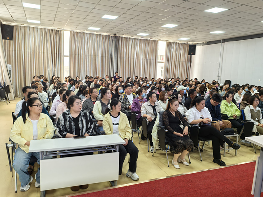 1758091746445055.jpg 平矿二小一年级家长委员会成立暨“五老”进校园活动照片21_副本.jpg