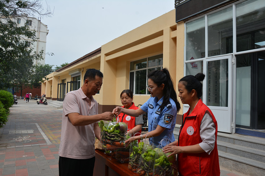 西城街道如意东山区为老年人送温暖（蔬菜）活动照片5_副本.jpg
