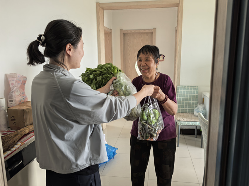 西城街道如意东山区为老年人送温暖（蔬菜）活动照片3_副本.jpg