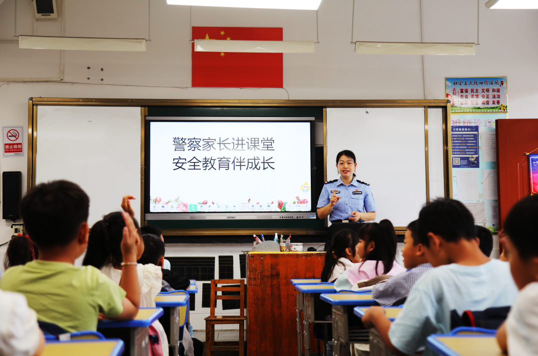 1758166311424461.png 法制宣讲进校园.png