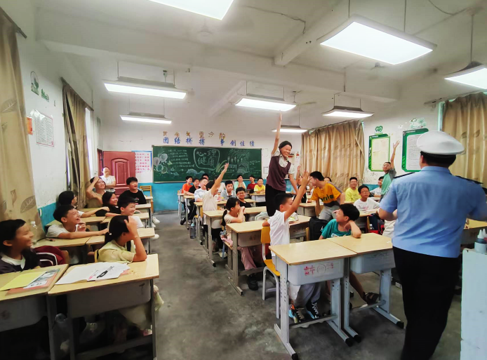 1758166337323510.png 交通安全知识进校园.png