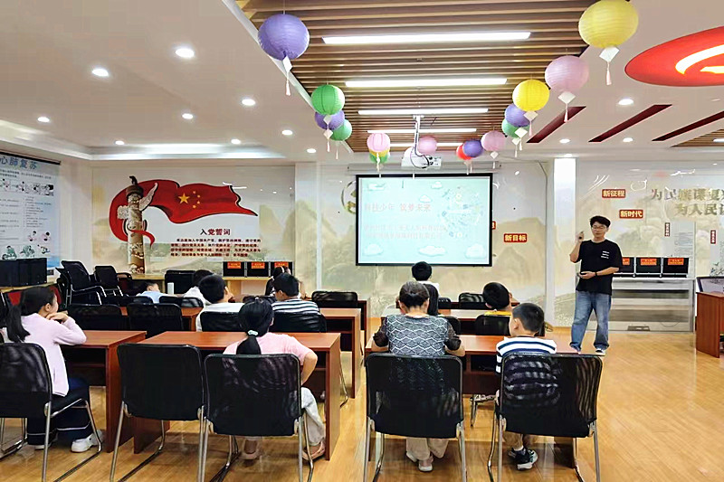 1758172068837177.jpg 江苏省南京市玄武区锁金村街道锁四社区关工委开展无人机学习活动 (1).jpg