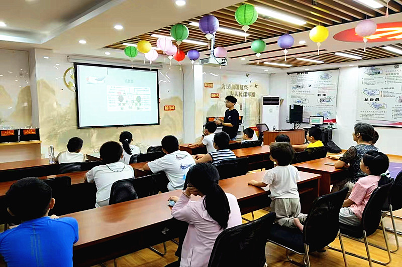 1758172076235468.jpg 江苏省南京市玄武区锁金村街道锁四社区关工委开展无人机学习活动 (2).jpg