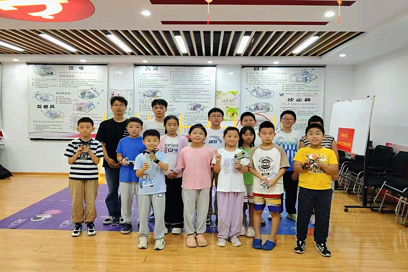 1758172095643969.jpg 江苏省南京市玄武区锁金村街道锁四社区关工委开展无人机学习活动 (4).jpg