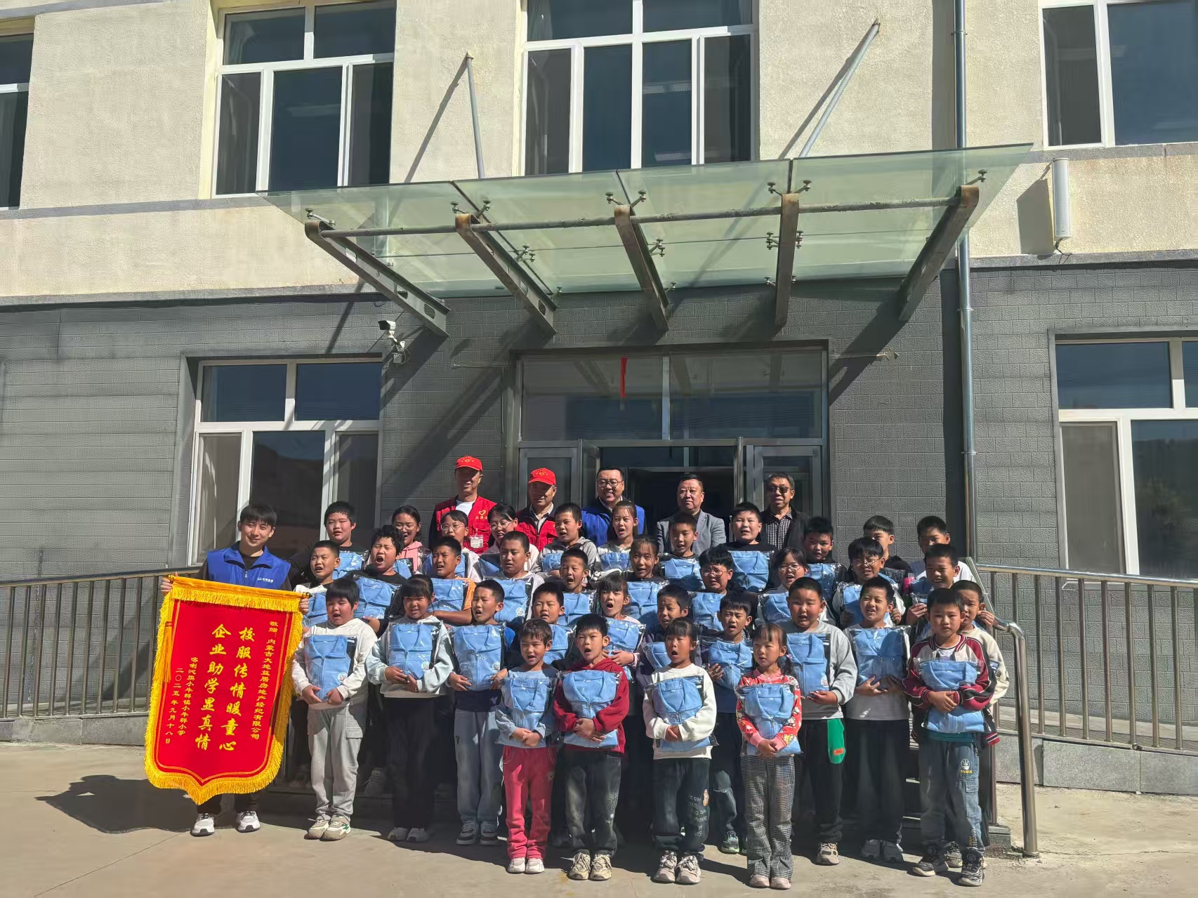 1758252047448004.jpg 小牛群2.jpg